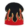 Bonnet de ski pour les hommes de couleur noire avec un motif flammes rouges et jaunes, conçu pour un style affirmé sur les pistes enneigées.