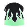 Bonnet de ski pour homme noir décoré de flammes vertes, offrant un style dynamique et moderne pour les amateurs de sports d’hiver.