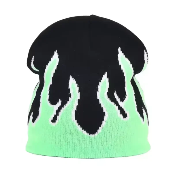 Bonnet de ski pour homme noir décoré de flammes vertes, offrant un style dynamique et moderne pour les amateurs de sports d’hiver.