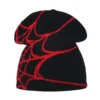 Bonnet de ski pour les hommes de couleur noire avec un motif toile d’araignée rouge contrastant, idéal pour un look audacieux sur les pistes.