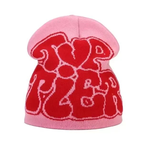 Bonnet de ski pour homme rose avec un motif graffiti et cœur rouge, combinant chaleur, originalité et esprit streetwear.