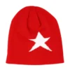 Un bonnet de ski pour homme en laine rouge, orné d’un motif étoile blanche sur l’avant, présenté sur fond blanc pour un style sportif et hivernal.