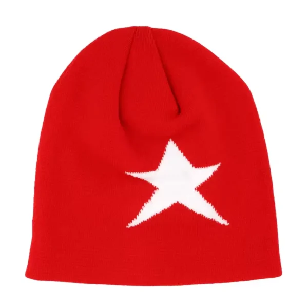Un bonnet de ski pour homme en laine rouge, orné d’un motif étoile blanche sur l’avant, présenté sur fond blanc pour un style sportif et hivernal.