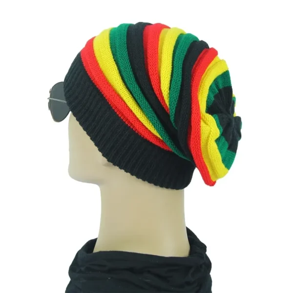 Bonnet homme rasta vue arrière avec rayures rouge jaune vert style jamaïcain maille souple