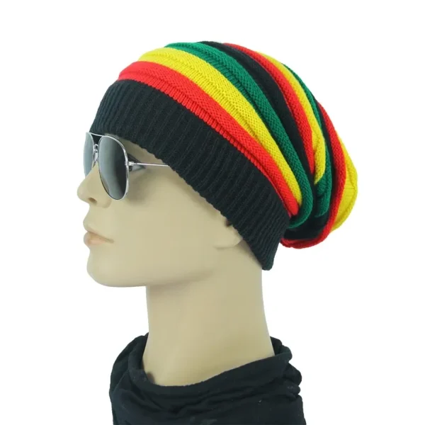 Bonnet rasta style reggae multicolore noir rouge jaune vert porté sur mannequin de profil