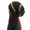 Bonnet rasta multicolore noir rouge jaune vert porté de profil par une femme look streetwear mixte