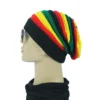 Bonnet rasta noir avec bandes rouge jaune vert porté de profil style reggae maille épaisse