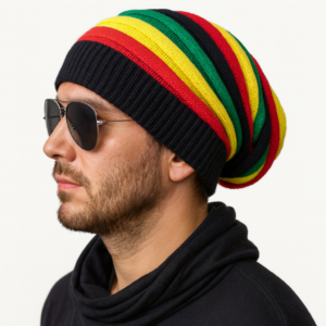 Un homme chic porte un bonnet rasta de semi-profil sur un fond très clair
