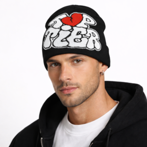 Un modèle porte un bonnet de ski pour homme avec des motifs stylés