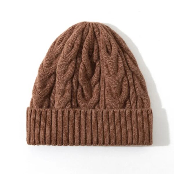 Bonnet d’hiver pour femme en laine marron, tricot torsadé et coupe confortable.