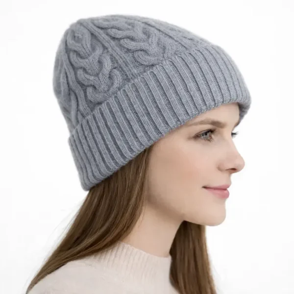 Vue de profil d’un bonnet en laine gris pour femme, maille à grosses torsades et revers côtelé.