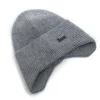 Bonnet gris homme avec cache oreilles isolant, tissu chaud pour l’hiver et les sorties en montagne