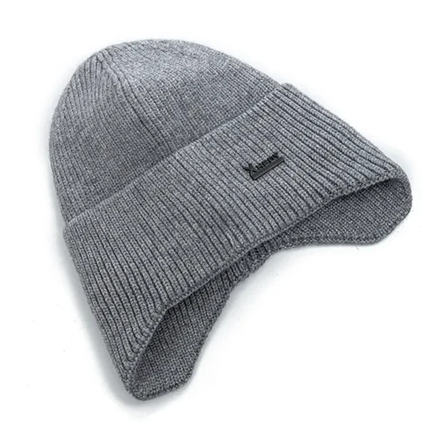 Bonnet gris homme avec cache oreilles isolant, tissu chaud pour l’hiver et les sorties en montagne
