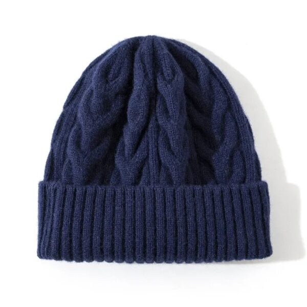 Bonnet bleu marine pour femme en laine épaisse, idéal pour le froid.