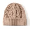 Bonnet en maille beige pour femme, laine douce et style chaleureux.