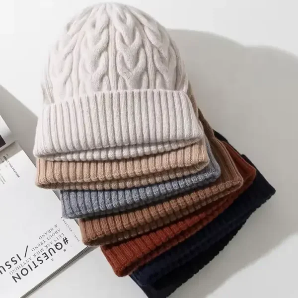 Pile de bonnets pour femme en maille épaisse, disponibles en plusieurs couleurs automne-hiver.