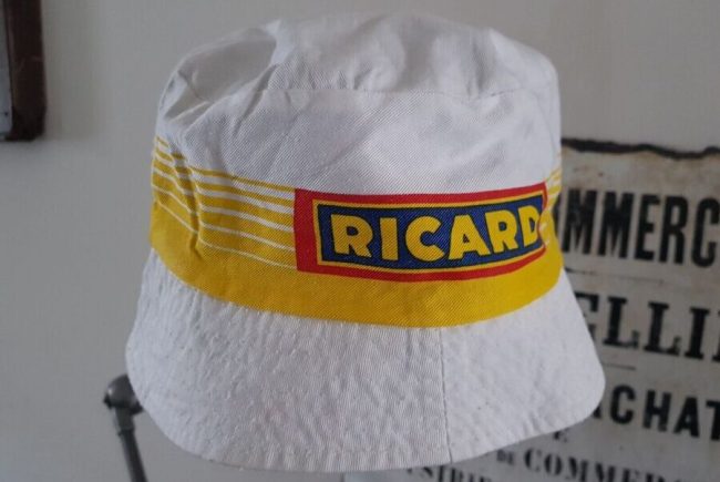 Un bob ricard authentique est présenté sur un porte chapeau avec un décor clair
