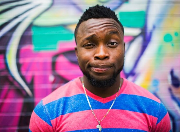 Gros plan sur le visage d'un jeune homme stylé sur un fond artistique