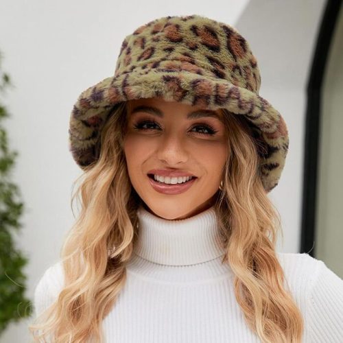 jeune-femme-porte-un-bob-fourrure-leopard Un modèle porte un bob fourrure style léopard et sourit sur un décor clair